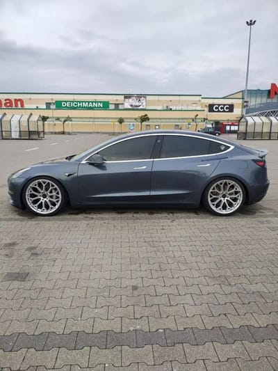 Tesla Model 3 - zdjęcie od sprzedającego